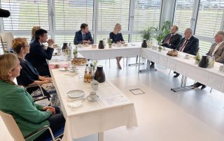 Hoher Besuch aus München: Die bayerische Staatsministerin Ulrike Scharf (4. v. r.) ist am Montagmorgen zusammen mit weiteren CSU-Politikern im HPZ Irchenrieth zu Gast gewesen.