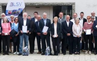 Neun ehrenamtliche Mitarbeiter von Vereinen, Fachverbänden und vom BLSV-Bezirk Oberpfalz sind am Sonntagvormittag im Beisein ihrer Familienangehörigen, Ehrengästen und Vereinsvorsitzenden beim Ehrenamtspreis des Bezirks Oberpfalz im Johannisthal bei Windischeschenbach ausgezeichnet worden.