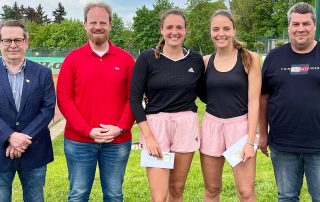 Alexandra Lutz von CaM Nürnberg (Mitte) holte sich am Wochenende beim TC am Postkeller Weiden die Nordbayerische Meisterschaft bei den Frauen. Mit auf dem Foto (v. l. n. r.): BTV-Vertreter Johannes Deppisch, Postkeller-Vorsitzender Heiko Hauer, Finalistin Sophia Büttner und Turnierleiter Michael Horn.