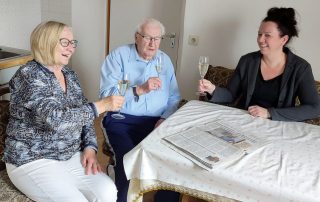 Die stellvertretenden Vorsitzenden des Flosser CSU-Ortsverbandes, Rita Rosner (l.) und Nadine Gralla-Sommer (r.), gratulierten am Samstag Ehrenmitglied Hans Landgraf (Mitte) nachträglich zu dessen 85. Geburtstag.