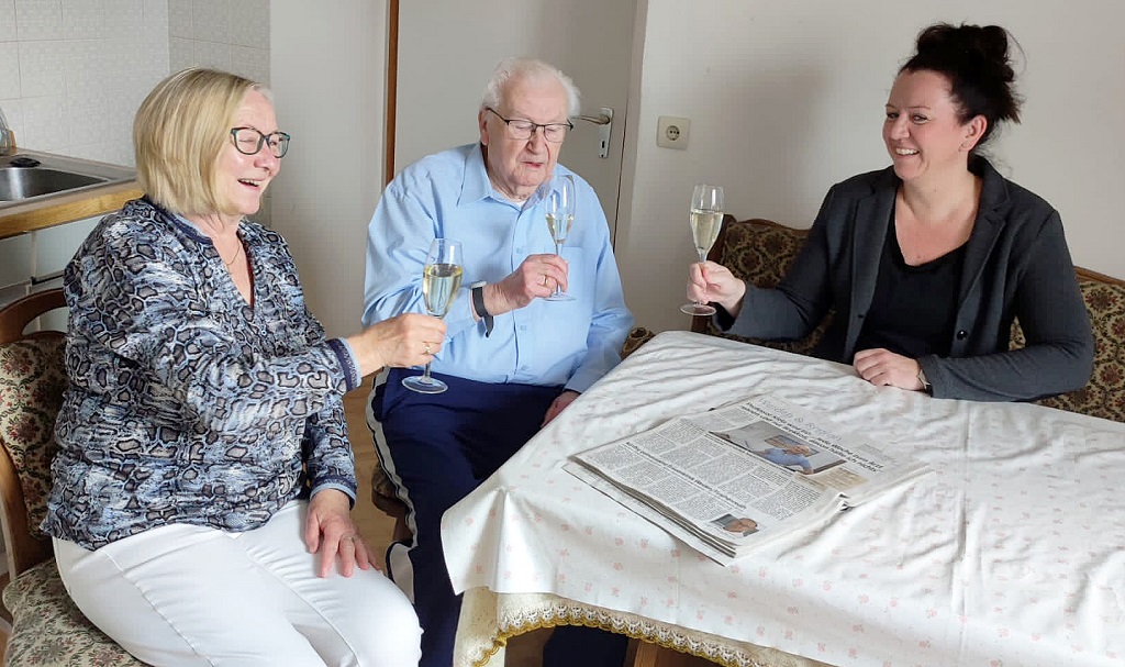 Die stellvertretenden Vorsitzenden des Flosser CSU-Ortsverbandes, Rita Rosner (l.) und Nadine Gralla-Sommer (r.), gratulierten am Samstag Ehrenmitglied Hans Landgraf (Mitte) nachträglich zu dessen 85. Geburtstag.