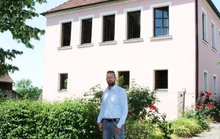 Das alte Neudorfer Schulhaus hat einen neuen Besitzer: Seit dem 17. Juni gehört das um 1759 erbaute Gebäude dem 44-jährige Firmenchef Toni Kellermann.