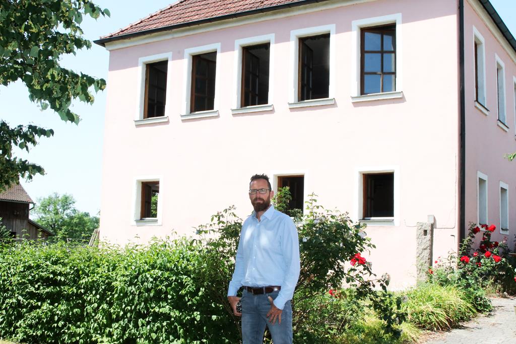 Das alte Neudorfer Schulhaus hat einen neuen Besitzer: Seit dem 17. Juni gehört das um 1759 erbaute Gebäude dem 44-jährige Firmenchef Toni Kellermann.