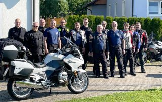Die „Motorradfreunde Nervenkitzel“ der Siedlergemeinschaft Floß machten sich am Freitag am „Siedlerhaisl“ im Ortssteil auf dem Weg zu ihrer diesjährigen Tour, die sie dieses Mal rund um fünf bekannte oberbayerische Seen führte.