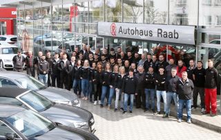 Eine starke Truppe: Das Team der Autohaus Raab GmbH feiert am Samstag und Sonntag mit seine Kunden mit einem interessanten, abwechslungsreichen und zukunftsträchtigen Programm das 90-jährige Firmenjubiläum.