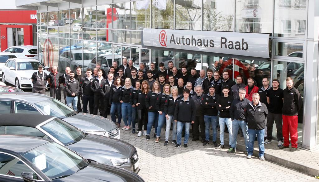 Eine starke Truppe: Das Team der Autohaus Raab GmbH feiert am Samstag und Sonntag mit seine Kunden mit einem interessanten, abwechslungsreichen und zukunftsträchtigen Programm das 90-jährige Firmenjubiläum.