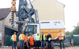 Pilotprojekt in Weiden auf der ADAC-Baustelle in der Bürgermeister-Prechtl-Straße: Die Flosser Spezialtiefbaufirma Harald Gollwitzer GmbH und der Maschinenhersteller Liebherr bringen dort seit dieser Woche erstmals in der Oberpfalz ein elektrisches Bohrgerät zum Einsatz, das dabei im Härtevergleichstest zu einem dieselbetriebenen seine Vorzüge unter Beweis stellen muss.
