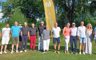 GLC-Präsident Harald Thies (l.) und Spielführer Reinhold Scharl (r.) und die Organisatoren Anne und Christian Müller (2. und 3. v. r.) gratulierten den Teilnehmern und den Gewinnern der DVAG-Trophy, die am Samstag erneut Station beim GLC Schmidmühlen machte.