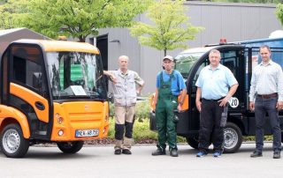 Die E-Mobilität im Heilpädagogischen Zentrum (HPZ) Irchenrieth macht weitere Fortschritte. Am Mittwochnachmittag wurde von der Werkstatt GmbH der zweite E-Mini-Laster offiziell in Betrieb genommen. Unser Foto zeigt v. l. n. r..: Siegfried Winklmann, Matthias Lindner, Jens Ketscher, Johannes Veigl und Josef Albang.
