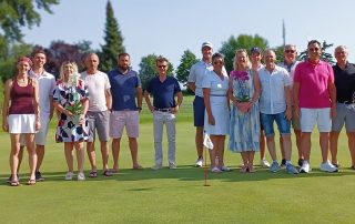 Der Schmidmühlener Spielleiter Reinhold Scharl (r.) gratulierte den Siegerinnen und Siegern des zwölften Haustechnik Schmid-Cups, bei dem am Samstag 76 Golferinnen und Golfer aus insgesamt acht Clubs am Start waren.