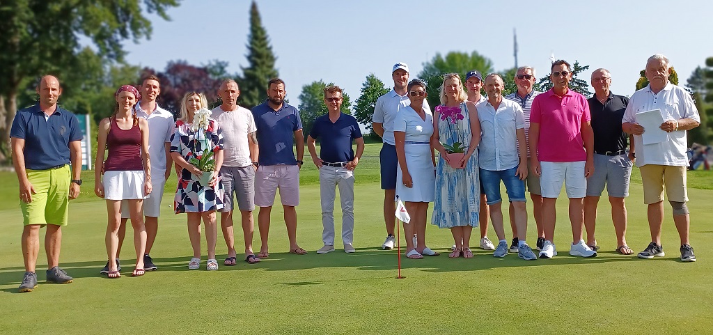 Der Schmidmühlener Spielleiter Reinhold Scharl (r.) gratulierte den Siegerinnen und Siegern des zwölften Haustechnik Schmid-Cups, bei dem am Samstag 76 Golferinnen und Golfer aus insgesamt acht Clubs am Start waren.