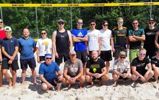 Sechs Hobby-Mannschaften aus der Gemeinde Floß gingen am Samstag beim ersten Beachvolleyball-Turnier des JU-Ortsverbandes um Vorsitzenden Johannes Kraus (2. v. l.) und Spielleiter Armin Eismann (r.) an den Start. Am Ende hatten die „Seniors“ im Finale gegen den SKC Haisl I die Nase vorne.