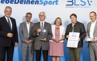 Bayerischer Ehrenamtspreis für Bernhard Saurenbach (3. v. l.) vom ESV Amberg: Es gratulierten (v. l. n. r.) der bayerische Innen- und Sport-Minister Joachim Herrmann, Claus Niederalt, Präsident der Staatlichen Lotterie- und Spielbankverwaltung, Landtagsabgeordnete Eva Gottstein (zugleich Ehrenamtsbeauftragte des Freistaates), BLSV-Bezirksvorsitzender Hermann Müller und BLSV-Präsident Jörg Ammon. Foto: BLSV/W.M. Photofabrik GmbH, Wolfram Murr