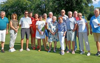 Tollen Golf-Sport bei tollem Golf-Wetter hat es am Samstag beim Feldneier-Cup 2022 beim Golf- und Landclub Schmidmühlen gegeben. GLC-Präsident Harald Thies (l.) und Spielleiter Reinhold Scharl (r.) gratulierten den Gewinner*innen.