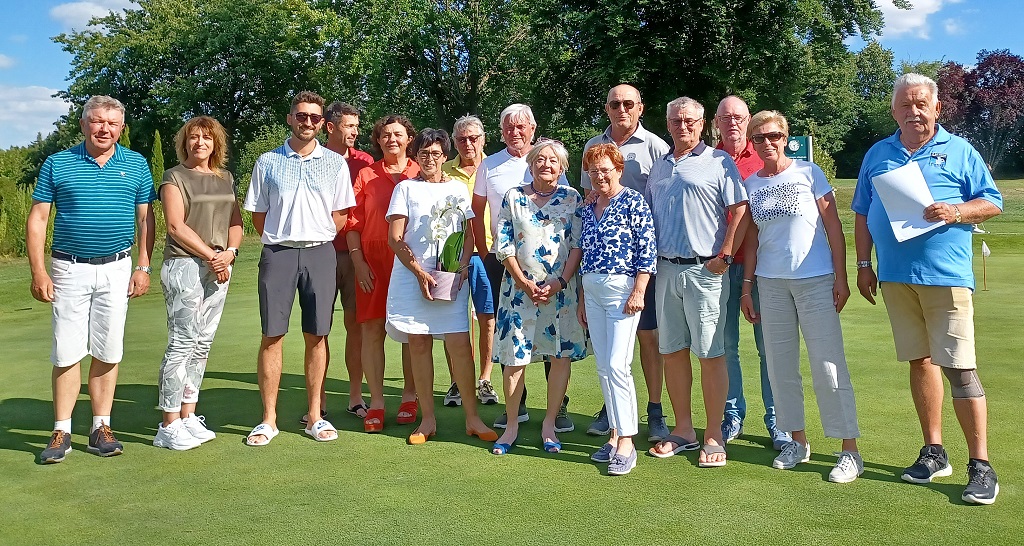Tollen Golf-Sport bei tollem Golf-Wetter hat es am Samstag beim Feldneier-Cup 2022 beim Golf- und Landclub Schmidmühlen gegeben. GLC-Präsident Harald Thies (l.) und Spielleiter Reinhold Scharl (r.) gratulierten den Gewinner*innen.