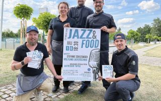 „Duslbauer“-Chef Thomas Angerer (2. v. r.) und sein Team veranstalten am 16. Juli ab 18.30 Uhr ein Jazz-Konzert mit vielen bekannten Größen aus der Szene.