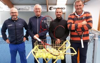 Haben angesichts der Entwicklung in den letzten beiden Jahren gut lachen (v. l. n. r): TC-Vorsitzender Thomas Kick mit den Trainern Heiner Seuss, Sebastian Jäger und Richard Vogel.