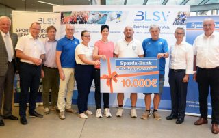Die Vertreter der fünf Siegervereine des BLSV-Fitnesspreises 2022 mit den Offiziellen (v. l.): Udo Egleder (BLSV Niedernbayern), Jörg Ammon (BLSV-Präsident), Hermann Müller (BLSV Oberpfalz), die Vertreter der Vereine Ski-Club Dingolfing, 1. FC Schwandorf, TuS Teublitz, SV Knollnburg, TSV Beratzhausen, Michael Gruber (Vorstandsvorsitzender Sparda-Bank Ostbayern) sowie Franz Löffler (Bezirkstagspräsident Oberpfalz).