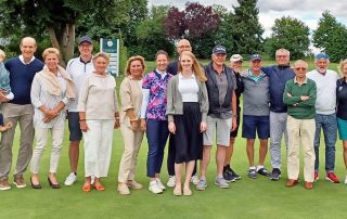 Die Gewinnerinnen und Gewinner des „B+B Schleinkofer“-Cups 2022, bei dem am Sonntag in Schmidmühlen 90 Golferinnen und Golfer an den Start gingen.