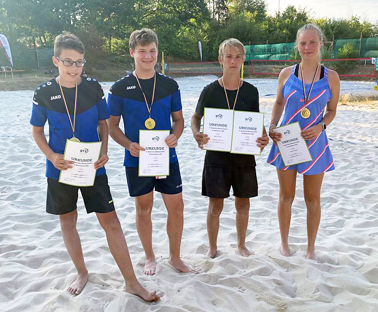 Die Erstplatzierten der Jugend-Konkurrenzen der Bayerischen Meisterschaften in Schnaittenbach.
