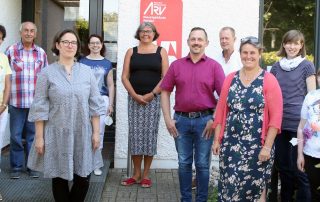 Zurück zur Normalität, wenngleich noch in kleinen Schritten: Das war das Motto bei den Vertretern der Offenen Hilfen (OH) des Heilpädagogischen Zentrums (HPZ) Irchenrieth, der Offenen Behindertenarbeit des Allgemeinen Rettungsverbandes (ARV) – Kreisverband Neustadt/WN-Weiden, der Behindertenbeauftragten des Landkreises Neustadt/WN und der Ergänzenden Unabhängigen Teilhabeberatung (ETUB) Weiden (v. l. n. r.): Elisabeth Milazzo, Helmut Bruhnke, Lydia Wetzel, Monika Robl, Andrea Wiedel, Bernd Lober, Christian Henkens, Martina Grüner, Dr. Carola Preißer und Manuela Vogl.