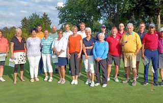 Die Siegerinnen und Sieger der Vereinsmeisterschaften im Einzel des GLC Schmidmühlen, die am Wochenende ausgetragen wurden und die Präsident Harald Thies (l.) und Spielleiter Reinhold Scharl (5. v. r.) auszeichneten.