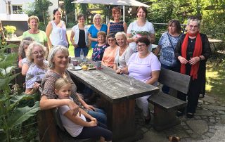 Die Flosser Frauen-Union um Vorsitzende Gabi Frank (stehend, 3. v. r.) hatte bei ihrer Jahreshauptversammlung in „Uschi’s Hofcafé“ in Bergnetsreuth eine umfangreiche Tagesordnung zu bewältigen. Foto: Christina Rosner
