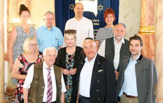 Der Antisemitismus-Beauftragte der bayerischen Staatsregierung, Dr. Ludwig Spaenle (vorne, 2. v. r.), besuchte zusammen mit MdL Dr. Stephan Oetzinger (vorne, r.) und dem Michldorfer Pfarrer Alfons Forster (2. Reihe, r.) als Vorsitzender der Gesellschaft für christlich-jüdische Zusammenarbeit die Flosser Synagoge. Altbürgermeister Fred Lehner (vorne, l.) und die CSU-Kommunalpolitiker um Ortsverbandsvorsitzenden Harald Gollwitzer (hinten, 2. v. r.) hießen den ehemaligen Kultusminister willkommen.
