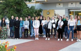 Willkommen im HPZ Irchenrieth: Ausbildungsleiterin Tina Beer (l.) und die JAV-Vertreter*innen Felix Beimler (r.), Corinna Voith (2. v. r.) und Kristina Schmid (4. v. r.) begrüßten am Donnerstagmorgen 17 neue Auszubildende.