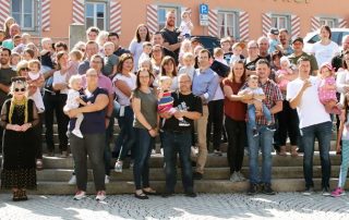 Der CSU-Ortsverband, die Frauen Union und die Junge Union überreichten am Sonntag im Flosser Marktplatz bei einem kleinen Familienfest an 50 junge Eltern und Familien das Baby-Begrüßungsgeld für die letzten beiden abgelaufenen Jahre.