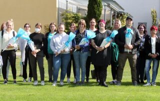 Der Abschluss des kurzweiligen und informativen zweiten Teils der Einführung der 17 neuen Auszubildenden mit Ausbildungsleiterin Tina Beer (r.), der Betriebsratsvorsitzenden Kerstin Hirsch (7. v. r.), ihren Stellvertreter Thomas Fritsch (2. v. r.) und den JAV-Vertreter*innen Corinna Voith (3. v. r.) Felix Beimler (hinten, 4. v. r.), Selina Schätzler (vorne, 4. v. r.) und Kristina Schmid (6. v. r.) bildeten nach der offiziellen Begrüßung durch Vorstandsvorsitzenden Christian Stadler ein Geocaching, ein Weißwurstfrühstück und das Überreichen der Schultüten der Föst AG.