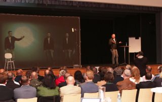 Der ehemalige Geheimdienstagent Leo Martin begeisterte mit seinem kurzweiligen Hologramm-Vortrag zum Thema „Geheimwaffen der Kommunikation“.
