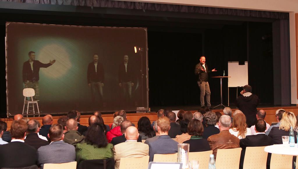 Der ehemalige Geheimdienstagent Leo Martin begeisterte mit seinem kurzweiligen Hologramm-Vortrag zum Thema „Geheimwaffen der Kommunikation“.