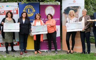 Freude pur: Der Lions Club Neustadt/WN-Lobkowitz mit Präsidentin Regina Kestel (3. v. l.), ersten Vizepräsidenten Florian Schott (r.) und zweiter Vizepräsidentin Andrea Gollwitzer (l.) spendeten den Erlös aus der „Krapfenschmaus“-Aktion 2021 an die drei Weidener Einrichtungen „Stiftung Bunter Kreis“ (2. v. l. Leiterin Marina Luttels), Dornrose e. V. (4. v. l. Vorstandsfrau Dr. Sema Tasali-Stoll und 4. v. r. Beraterin Angela Frank) und Donum Vitae e. V. (2. v. r. Leiterin Elisabeth Schieder und 3. v. r. Bevollmächtigte Andrea Lang).