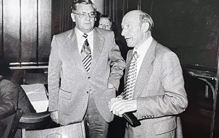Vereint für das HPZ Irchenrieth: Der ehemalige CSU-Politiker und Tirschenreuther Landrat Franz Weigl (l.) und Alfred Krause (r.), der als Gründungsmitglied mit 13 weiteren Personen bis 1990 Vorsitzender des Vereins Lebenshilfe für Behinderte e. V. gewesen war, kämpften gemeinsam für den Bau des HPZ Irchenrieth.