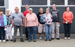 Die 35, 40 und 45 Jahre in der HPZ-Werkstatt Beschäftigten sind am Dienstagnachmittag für ihr langjähriges Engagement und ihren Einsatz von stellvertretener Vorstandsvorsitzenden Brigitte Krause (3. v. r.), den Fertigungsleitern Manuel Müllner (l.) und Reinhard Kagerer (2. v. r.), von Anna Dettelbacher von der Sozialdienstleitung (2. v. l.) und vom Vorsitzenden des Werkstattrates, Ingo Kraus (r.) ausgezeichnet worden.