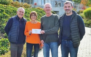 Christian Meiler (r.), Thomas Fritsch (2. v. r.) und Kurt Seggewiß (l.) freuten sich über die Spende in Höhe 500 Euro, die Organisationsmitglied und stellvertretende Landrätin Margit Kirzinger (2. v. l.) für das gemeinsame „Host Town-Projekt der Stadt Weiden und des Landkreises Neustadt/WN überreichte.