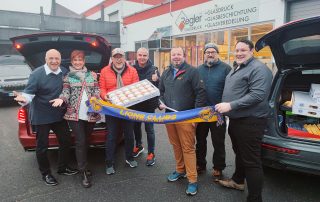 Der frühe Vogel fängt den Wurm: Am Freitagmorgen machten sich die Mitglieder des Lions Club Neustadt/WN-Lobkowitz auf dem Weg und lieferten die 9.600 bestellten Krapfen aus.