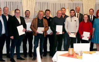 Geschäftsführer Harald Gollwitzer (6. v. r.) und seine Ehefrau Andrea (3. v. r.), BBIV-Geschäftsführer Martin Schneider (2. v. r.) sowie die Prokuristen Hans Götz (4. v. r.), Christian Stolper (2. v. l.), Manfred Brunner (3. v. l.) und Andreas Striegl (l.) zeichneten am Freitagabend langjährige Mitarbeiter der Spezialtiefbaufirma Harald Gollwitzer GmbH aus.