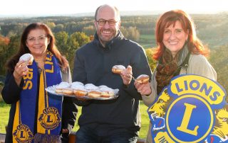 Reinbeißen und dabei Herz zeigen: Der Lions Club Neustadt/WN-Lobkowitz mit Präsidentin Regina Kestel, ersten Vizepräsidenten Florian Schott und zweiter Vizepräsidentin Andrea Gollwitzer (v. l.) hoffen erneut auf viele Beteiligte an der „Krapfenschmaus“-Aktion 2022.