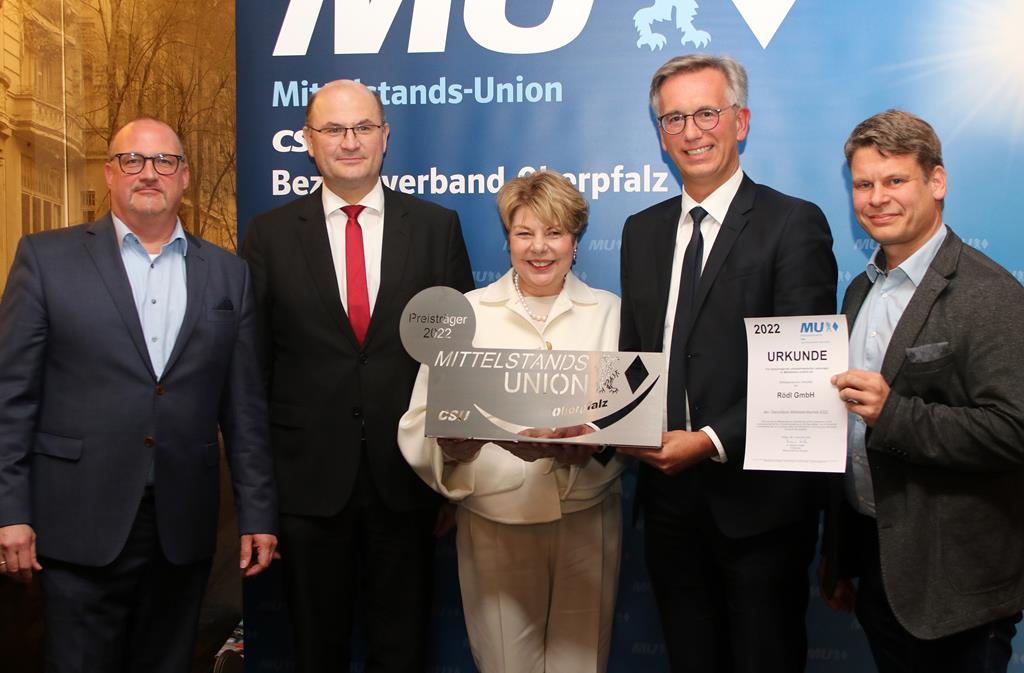 Stefan Rödl aus Neumarkt (2. v. r.) erhielt den Mittelstandspreis 2022 des MU-Bezirksverbandes Oberpfalz (v. l.): Oliver Schlereth, Finanzminister Albert Füracker, Gerlinde Wanke und Benjamin Zeitler.