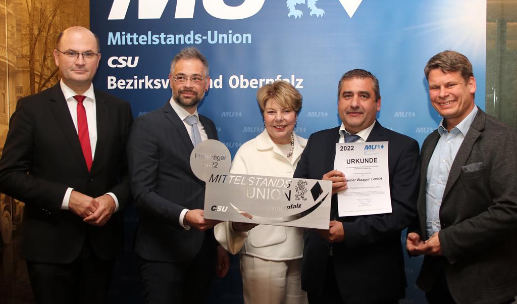 Siegfried Janner aus Weiden (2. v. r.) erhielt den Mittelstandspreis 2022 des MU-Bezirksverbandes Oberpfalz (v. l.): Finanzminister Albert Füracker, Alexander Herzner, Gerlinde Wanke und Benjamin Zeitler.