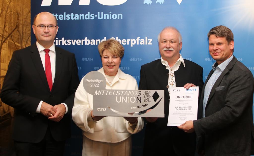 Alfons Meierhöfer aus Erbendorf (2. v. r.) erhielt den Mittelstandspreis 2022 des MU-Bezirksverbandes Oberpfalz (v. l.): Finanzminister Albert Füracker, Gerlinde Wanke und Benjamin Zeitler.