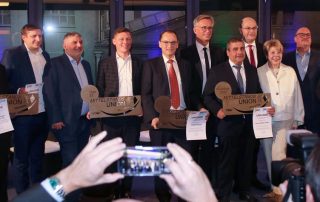 Der Bezirksverband der Mittelstands-Union (MU) Oberpfalz mit Vorsitzenden Benjamin Zeitler (r.) zeichnete am Montagabend im Maybach Museum in Neumarkt im Beisein von Finanzminister Albert Füracker (4. v. r.), dem Neumarkter MU-Kreisvorsitzenden Oliver Schlereth (2. V. r.) und Moderatorin Gerlinde Wanke (3. V. r.) die Geschäftsführer von sechs Unternehmen mit dem oberpfälzer Mittelstandspreis 2022 aus (v. l.): Alfons Meierhöfer, Reiner Hochmuth, Hakan Ali, Christian Dull, Werner Engelhardt, Stefan Rödl und Siegfried Janner.