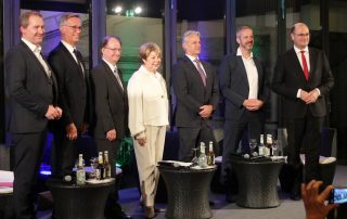 Eine illustre und kompetente Expertenrunde diskutierte im Neumarkter Maybach Museum zum Thema „Energiekrise – Wirtschaftsstandort Deutschland am Scheideweg, Untergang oder Überlebenschance?“ (v. l.): der Neumarkter Oberbürgermeister Thomas Thumann, IHK-Vizepräsident Stefan Rödl, HWK-Hauptgeschäftsführer Prof. Dr. Elmar Forster, Moderatorin Gerlinde Wanke, der Fürther Spielwarenfabrikant Paul Heinz Bruder, Steuerberater Dr. Hans Weggemann und der bayerische Finanzminister Albert Füracker.
