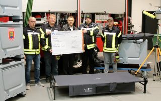 Der Flosser Filialleiter der Volksbank Raiffeisenbank Nordoberpfalz eG, Lothar Kurz (Mitte) überreichte am Mittwochabend den Feuerwehr-Verantwortlichen Harald Träger, Felix Müller, Florian Witzl und Matthias Vrhovec (v. l.) den Scheck über 5.005 Euro.