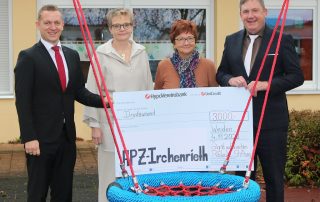 Filialdirektor Christian Wolf (l.) von der HypoVereinsbank Weiden und Tobias Wolf (r.), der als ehrenamtlicher Vorstand in mehreren der Stiftungen der HypoVereinsbank Region Bayern Nord tätig ist, überreichten am Freitagvormittag an HPZ-Vorstandsmitglied Claudia Prommersberger (2. v. l.) und an stellvertretende Vorstandsvorsitzende Brigitte Krause (2. v. r.) im Schul-Innenhof einen Spendenscheck über 3000 Euro.