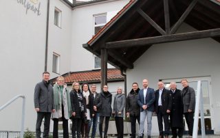 Im Vitalpark Eschenbach kehrt neues Leben ein: Das Heilpädagogische Zentrum (HPZ) Irchenrieth mit Vorstandsvorsitzenden Christian Stadler (l.) mietet ab dem 1. April 2023 zwei Stockwerke für 24 Bewoh-nerinnen und Bewohner an (v. l.): HPZ-Vorstandsmitglied Claudia Prommersberger, HPZ-Aufsichtsratsvorsitzende Birgit Reil, Petra Kummer (HPZ), HPZ-Wohnheimleiter Rainer Zintl, stellvertre-tende HPZ-Wohnheimleiterin Annabell Schulze, Corinna Dromann („Midco Living GmbH“), Bürgermeis-ter Marcus Gradl, „Midco“-Geschäftsführer Michael Dromann, stellvertretender Landrat Albert Nickl, der ehemalige HPZ-Vorsitzende Josef Rupprecht und Manfred Tretter („Midco“).