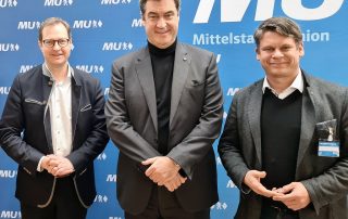 Benjamin Zeitler (r.), Bezirksvorsitzender der Mittelstands-Union (MU) Oberpfalz, hier mit CSU-Generalsekretär Martin Huber (l.) und Ministerpräsidenten Dr. Markus Söder (Mitte), ist am Samstag als Beisitzer in die Landesvorstandschaft gewählt worden.