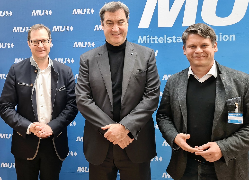 Benjamin Zeitler (r.), Bezirksvorsitzender der Mittelstands-Union (MU) Oberpfalz, hier mit CSU-Generalsekretär Martin Huber (l.) und Ministerpräsidenten Dr. Markus Söder (Mitte), ist am Samstag als Beisitzer in die Landesvorstandschaft gewählt worden.